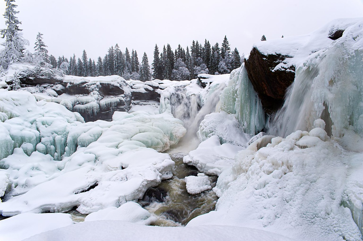 Ristafallet im Winter (https://www.helenaenqvist.se/utflyktstips-ristafallet-i-vinterskrud)